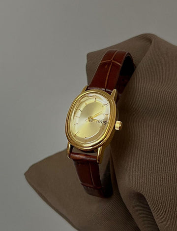Elegant Small Oval Dial Leather Strap Quartz Watch DP25F748