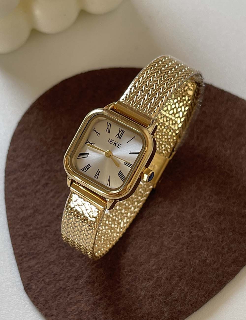 Retro Roman Numeral Quartz Watch DP25E437