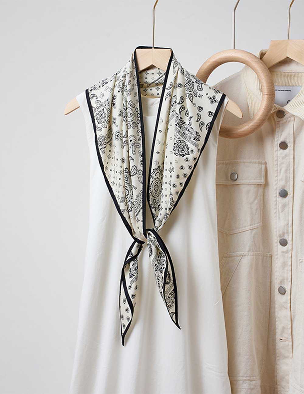 Simple Color Block Triangle Silk Scarf DP25G456