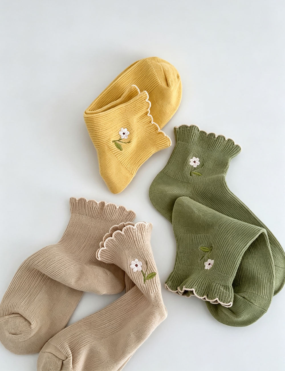 Ruffle Embroidery Crew Socks - DippedShop Wholesale - #0067