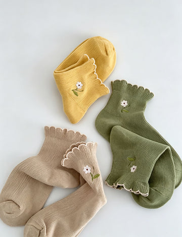 Ruffle Embroidery Crew Socks - DippedShop Wholesale - #0067