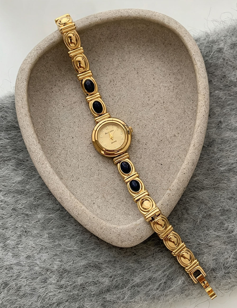 Vintage Round Dial Quartz Watch - DippedShop Wholesale - #2451