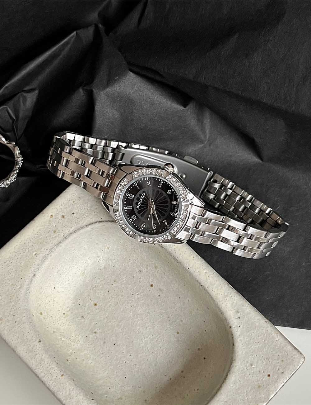 Rhinestone Round Dial Chic Quartz Watch DP25F754