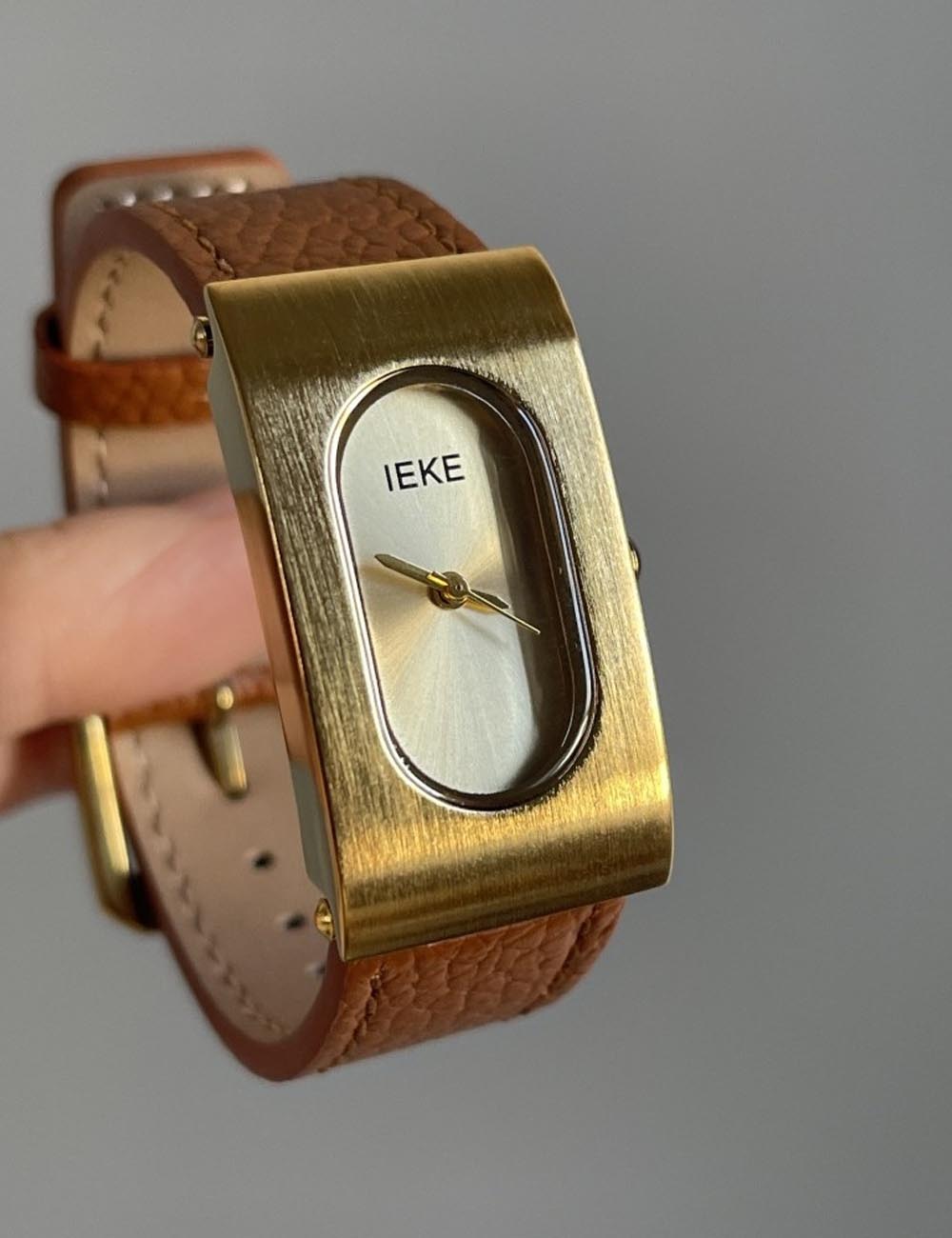 Vintage Leather Strap Gold Tone Quartz Watch DP25F726