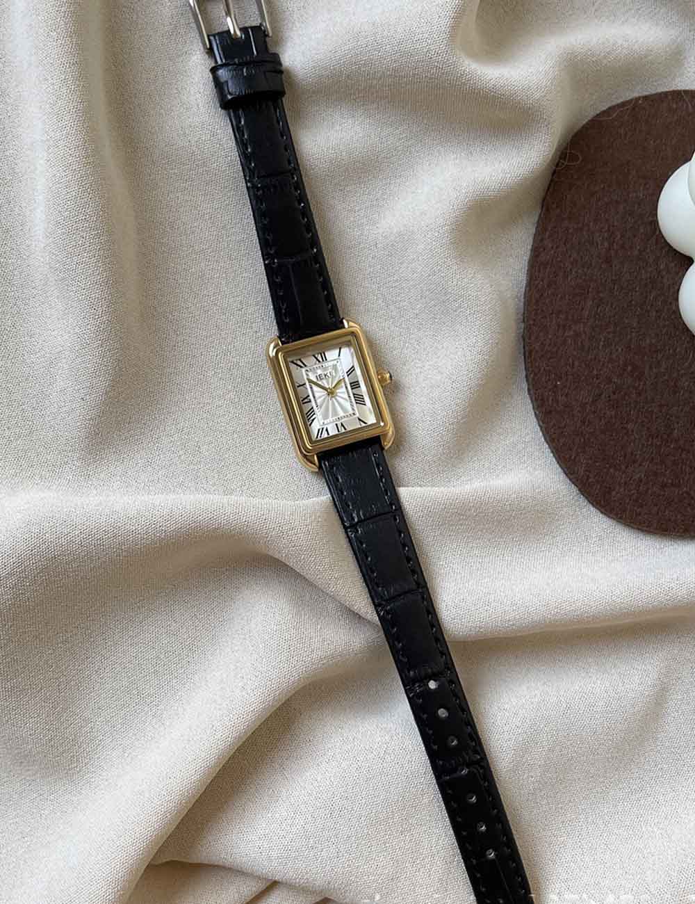 Elegant Square Dial Roman Numeral Wrist Watch DP25E439