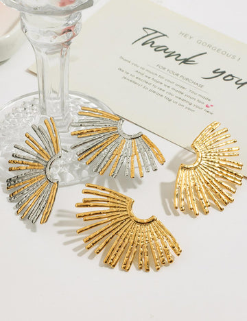 Vintage Gold Fan Shaped Stud Earrings DP25D849
