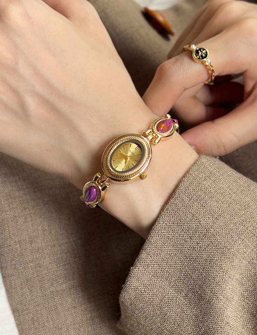 Vintage Gold Oval Dial Bracelet Quartz Watch DP25F729
