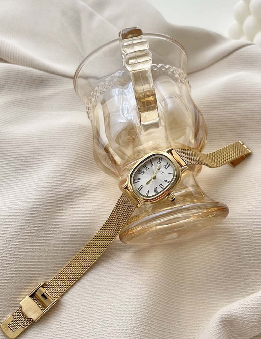 Vintage Oval Slim Strap Roman Numeral Gold Watch DP25E442