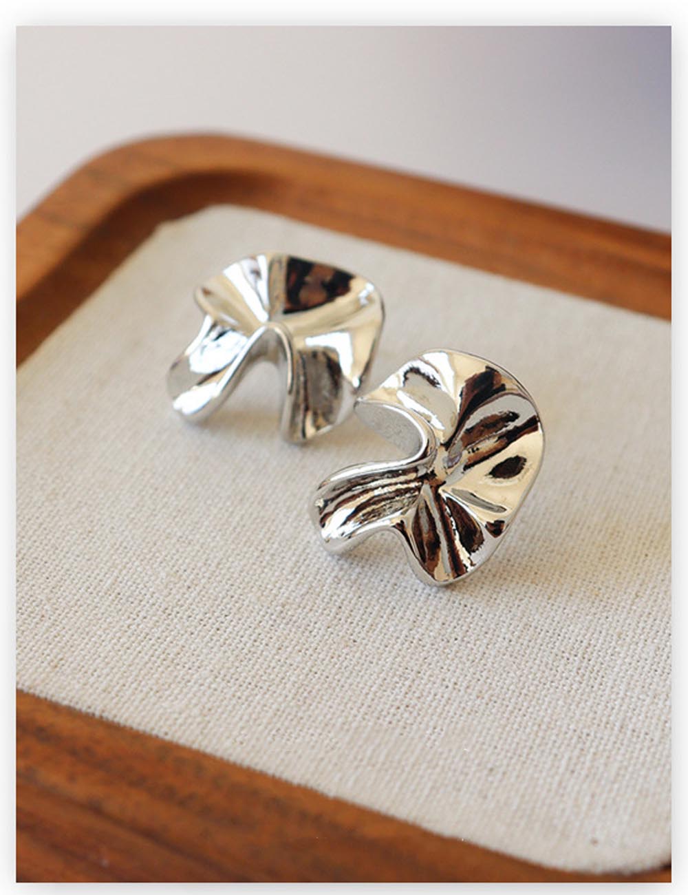 Simple Geometric Ruched Stud Earring DP25E708