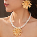 Elegant Gold Plated Floral Pendant Necklace 6W6JNC947