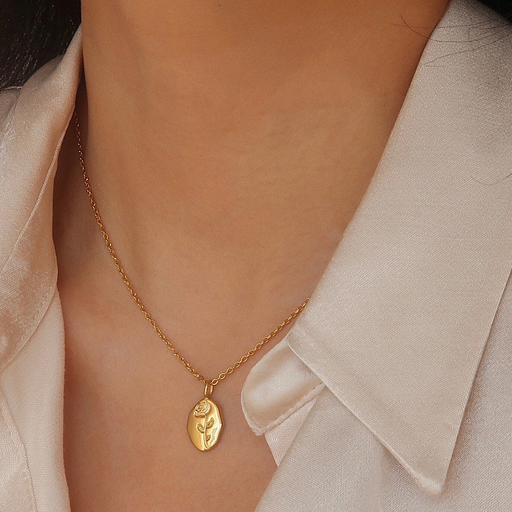 Elegant Carved Rose Oval Coin Pendant Necklace 6W6JNC1070