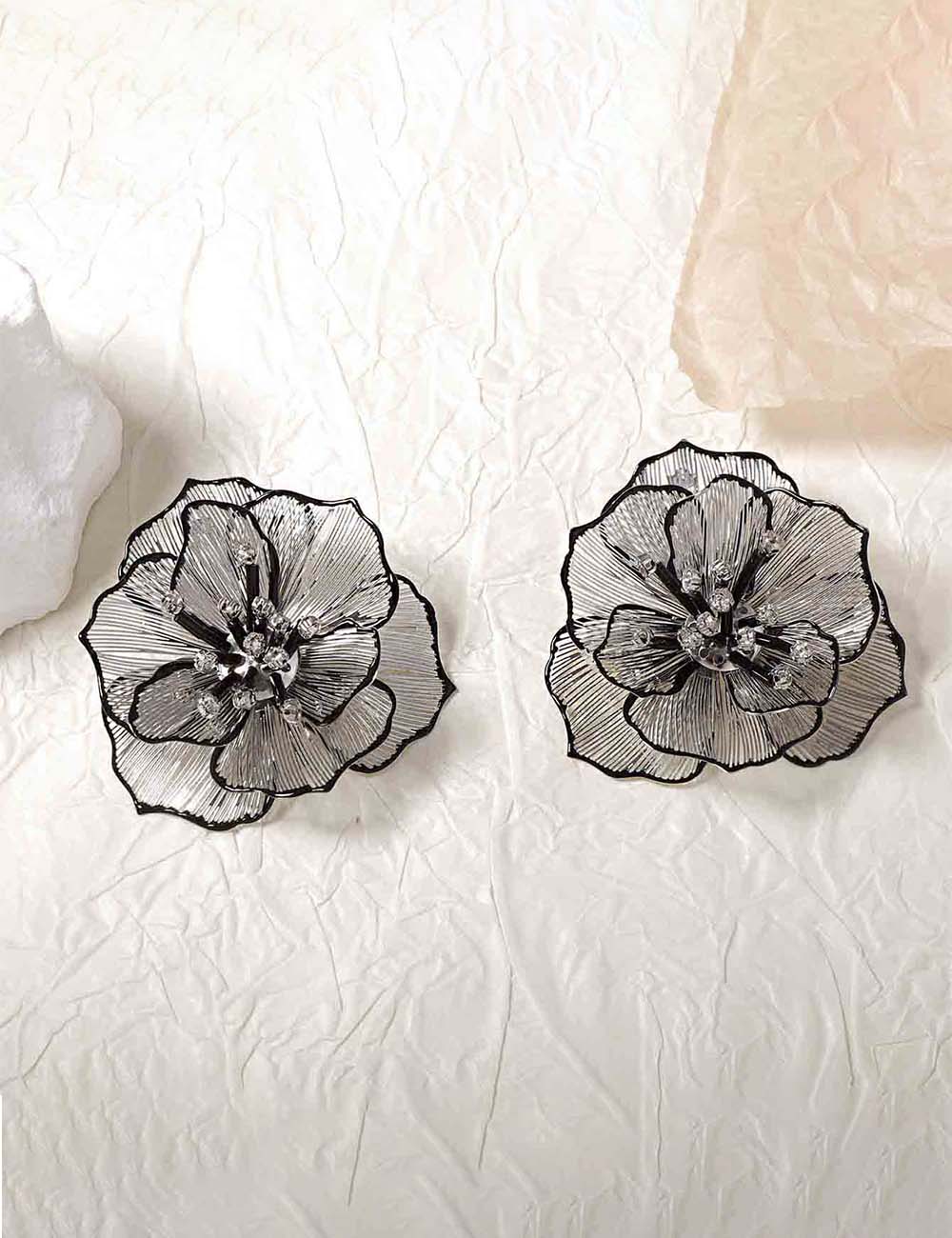 Trendy Geometric Hollow Out Flower Stud Earrings DP25D827