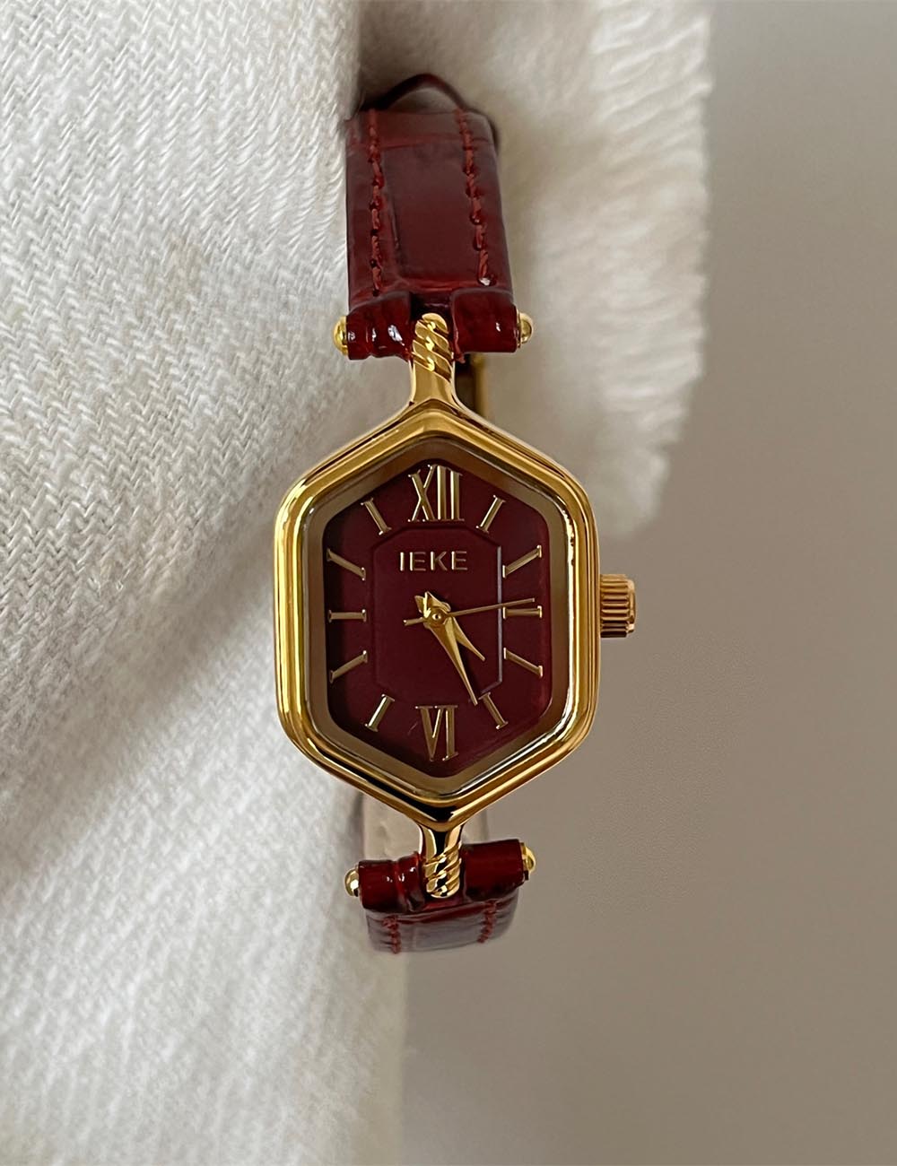 Trendy Diamond-Shaped Roman Dial Quartz Watch DP25F740