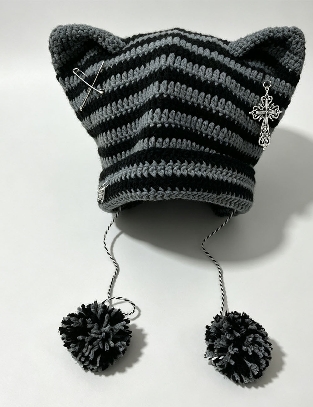 Retro Cross Pendant Cat Eye Beanie With Pompoms 6W6HAT525