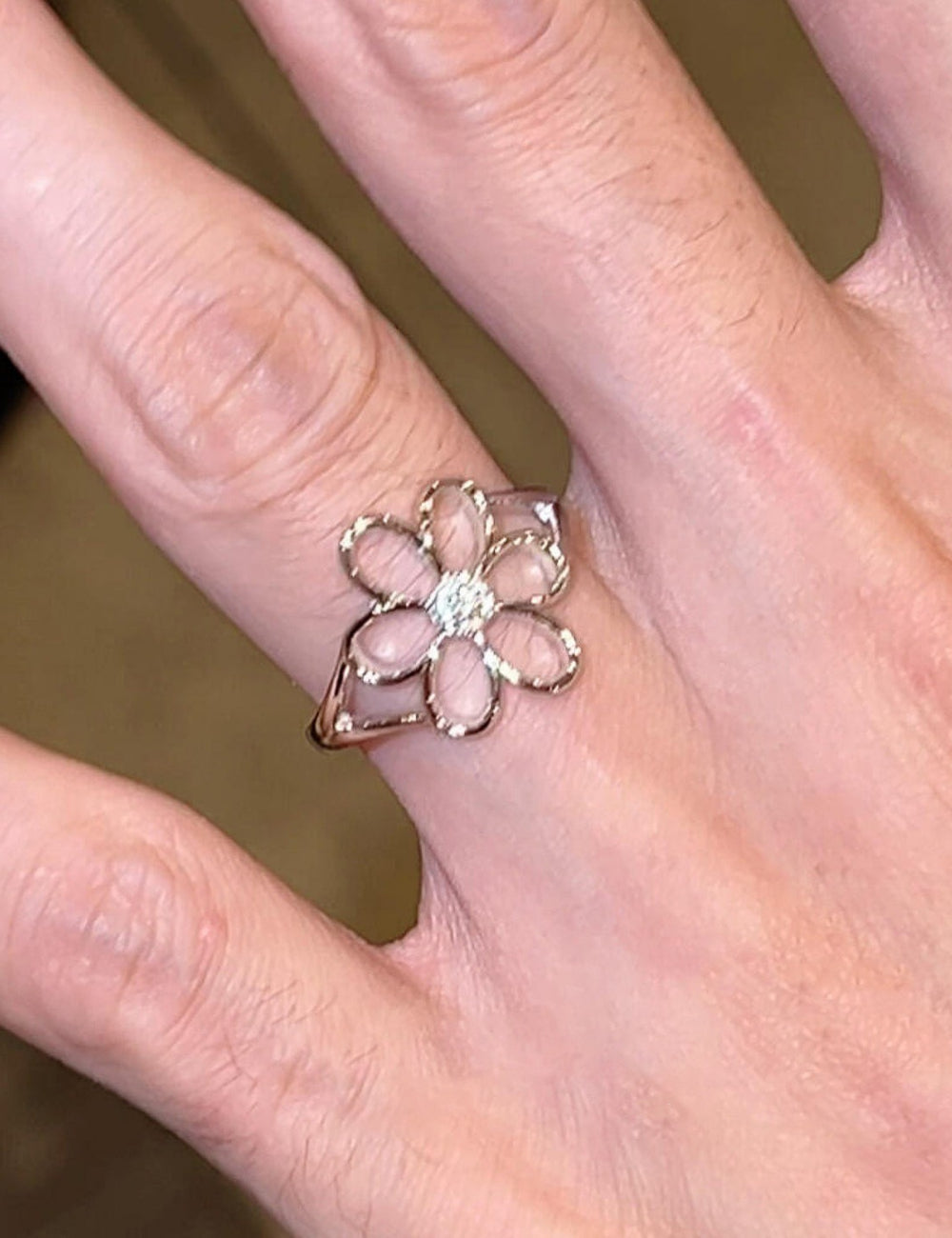 Stylish Hollow Out Daisy Floral Ring 8ZA6JRG133L