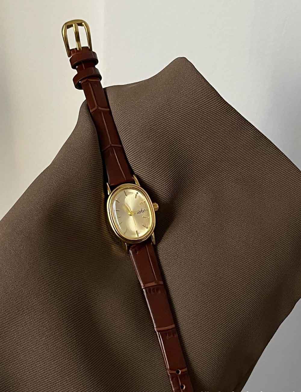Elegant Small Oval Dial Leather Strap Quartz Watch DP25F748
