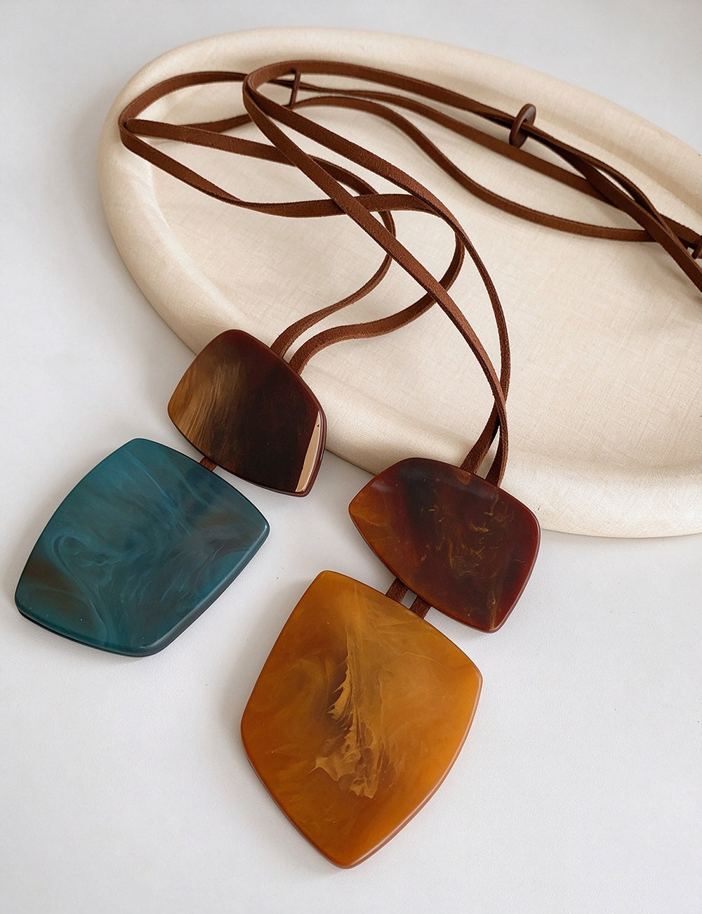 Vintage Irregular Acrylic Pendant Necklace 6W6JNC899