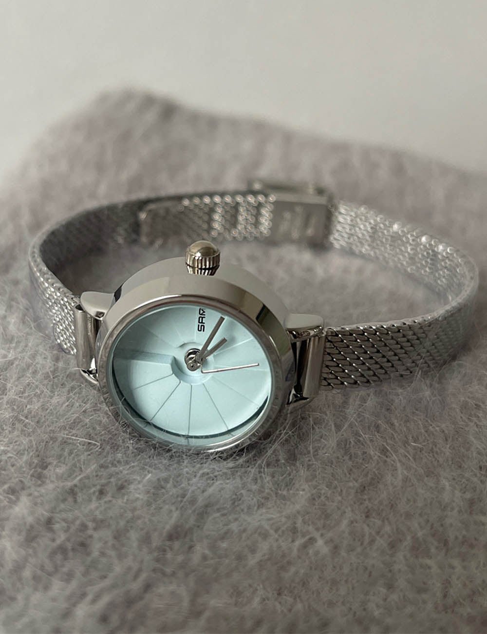 Elegant Small Dail Mesh Strap Quartz Watch DP25E443