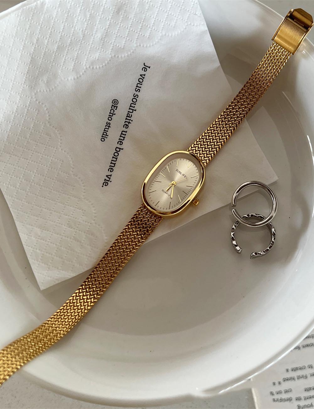Retro Oval Dial Gold Stainless Steel Watch DP25E446