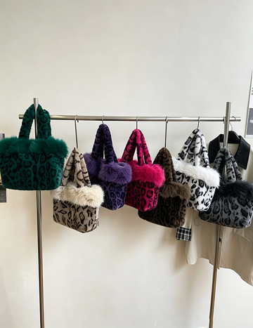Leopard Print Faux Fur Tote Bag 6W10BBG1881