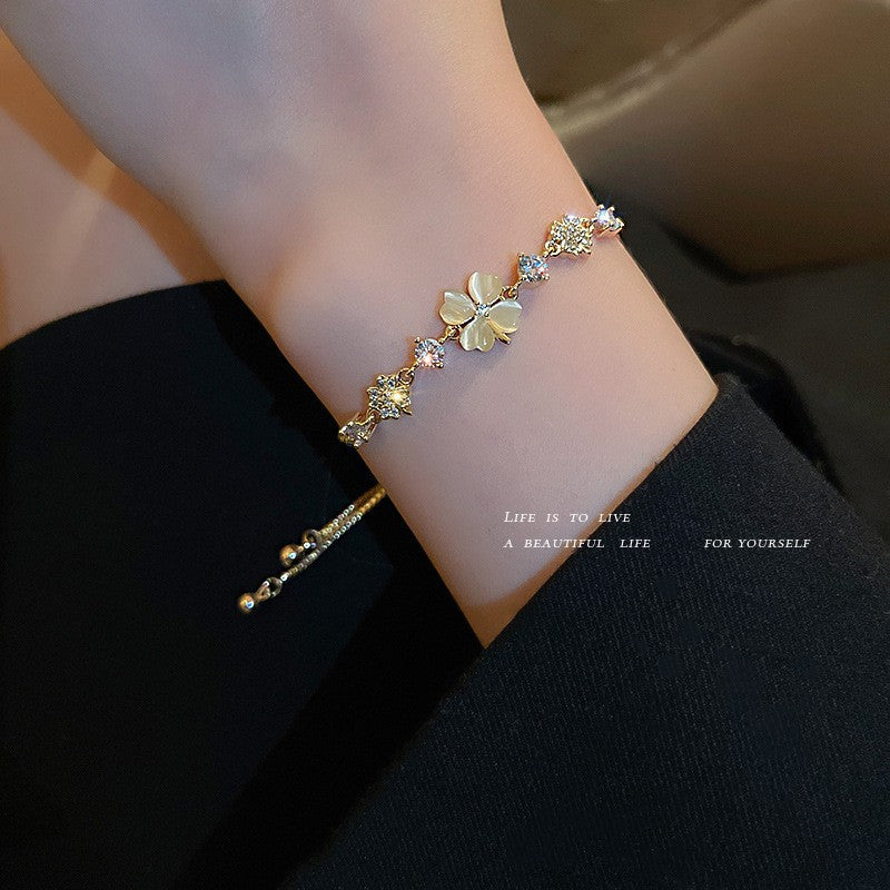 Stylish Gold Plated Rhinestones Heart Pendant Bracelet 6W6JBR708