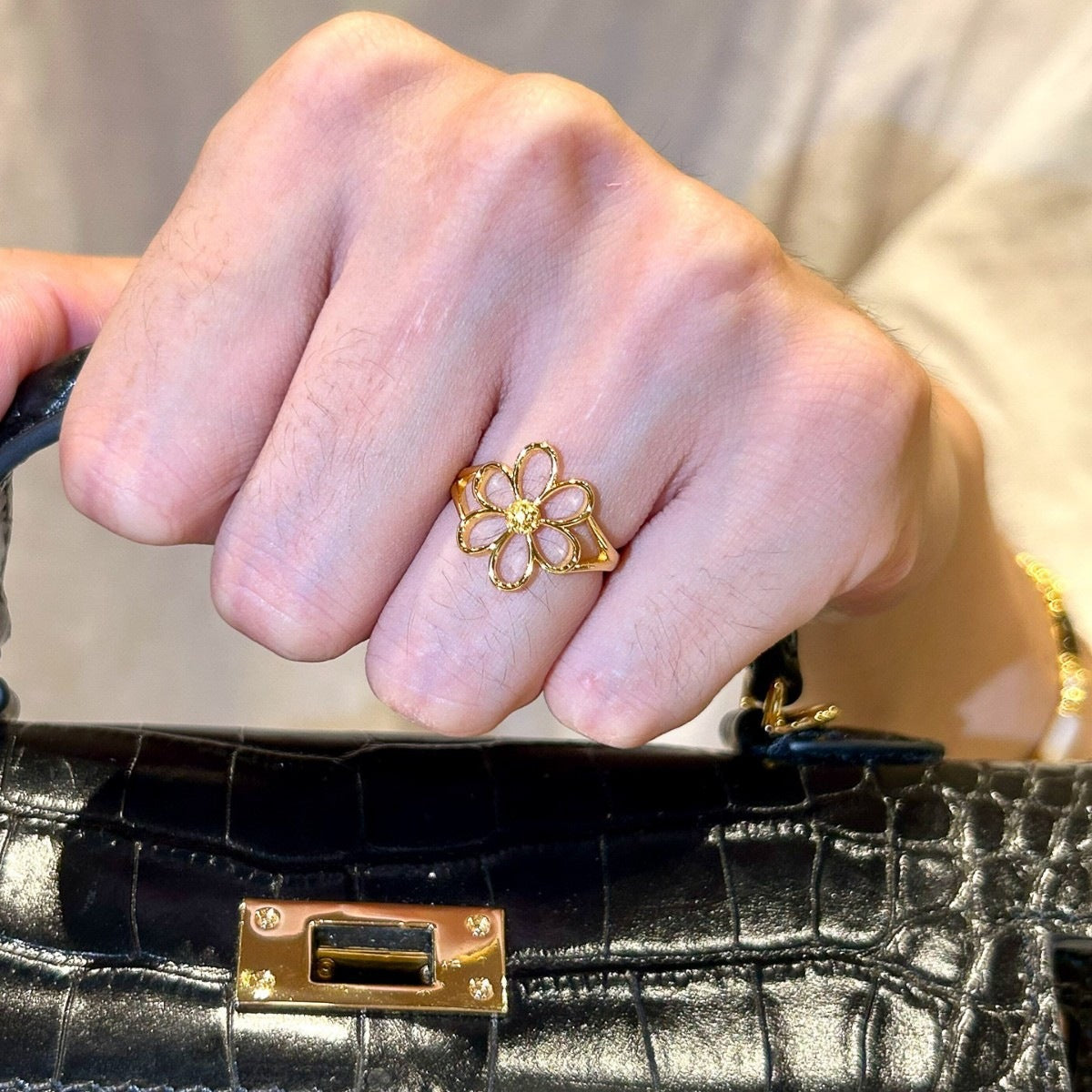 Stylish Hollow Out Daisy Floral Ring 8ZA6JRG133L