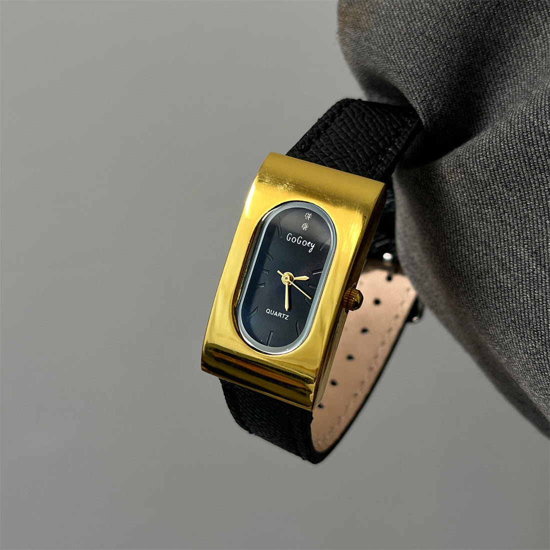 Retro Gold Tone Rectangle Quartz Watch DP25F737