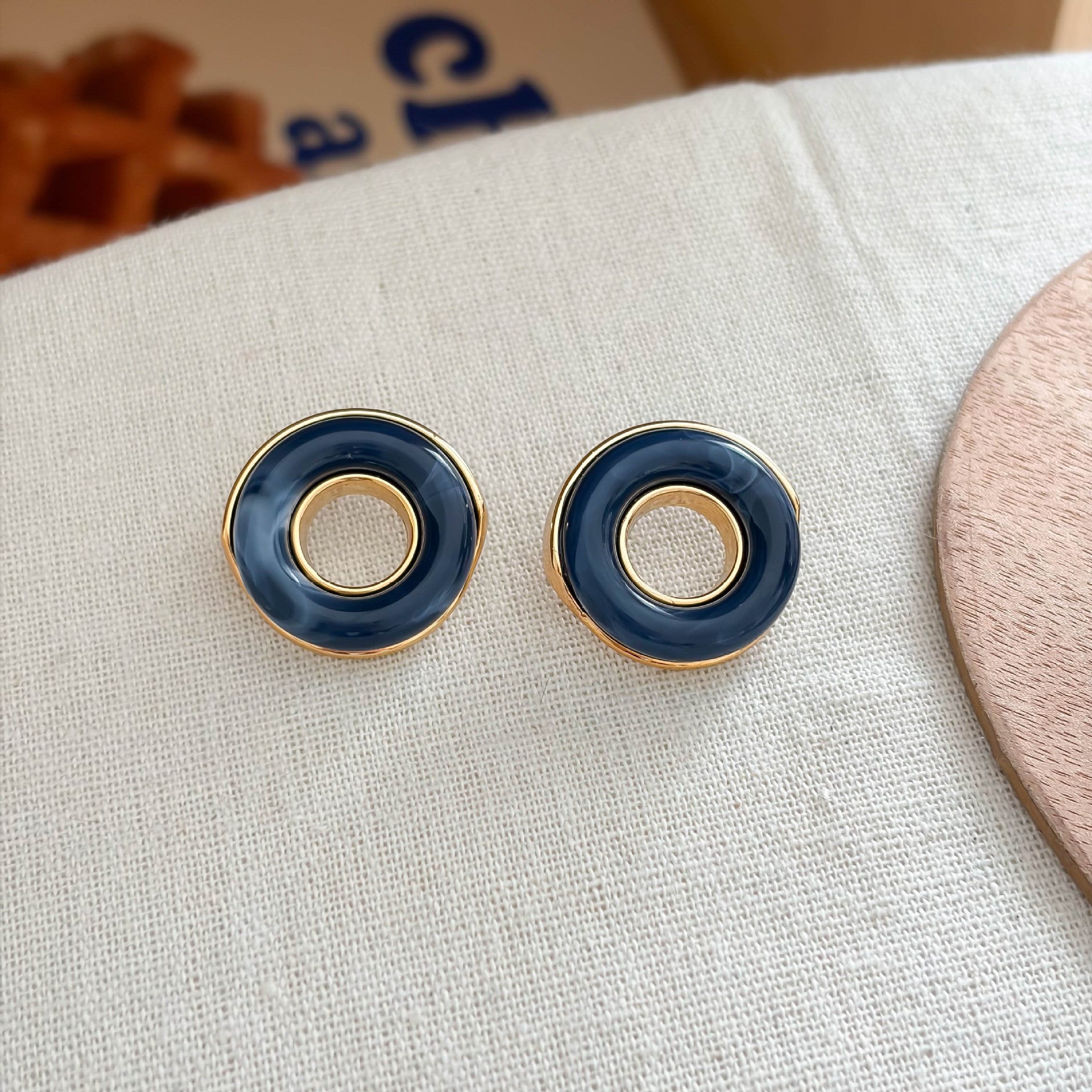 Fashion Hollow Out Resin Round Stud Earrings 6W6JER558