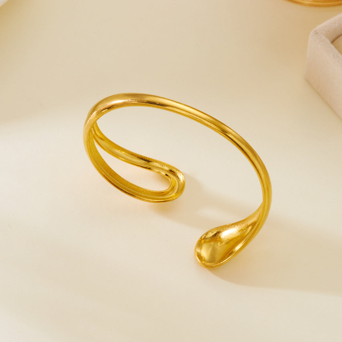 Vintage Feather Gold Plated Open Cuff Bracelet 6W6JBR592