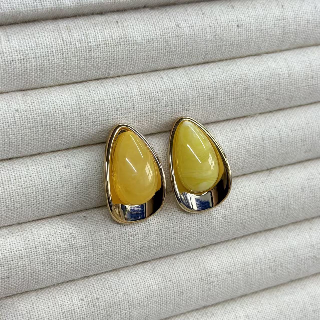 Vintage Resin Teardrop Drop Stud Earrings 6W6JER616