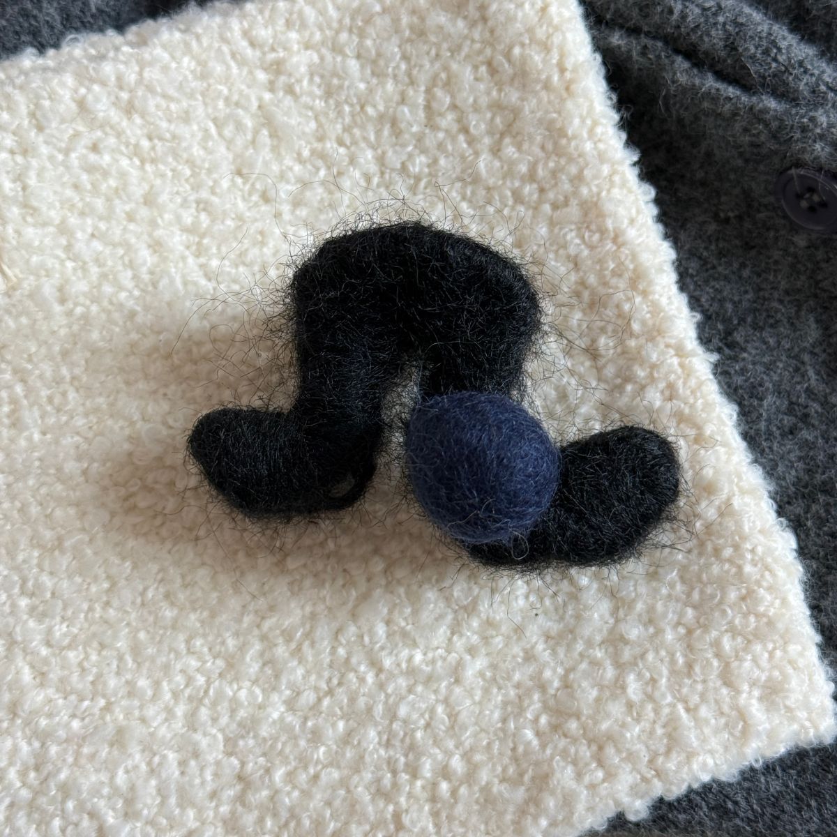 Sweet Plush Felt Ball Small Hair Claw 6W6HCP1652