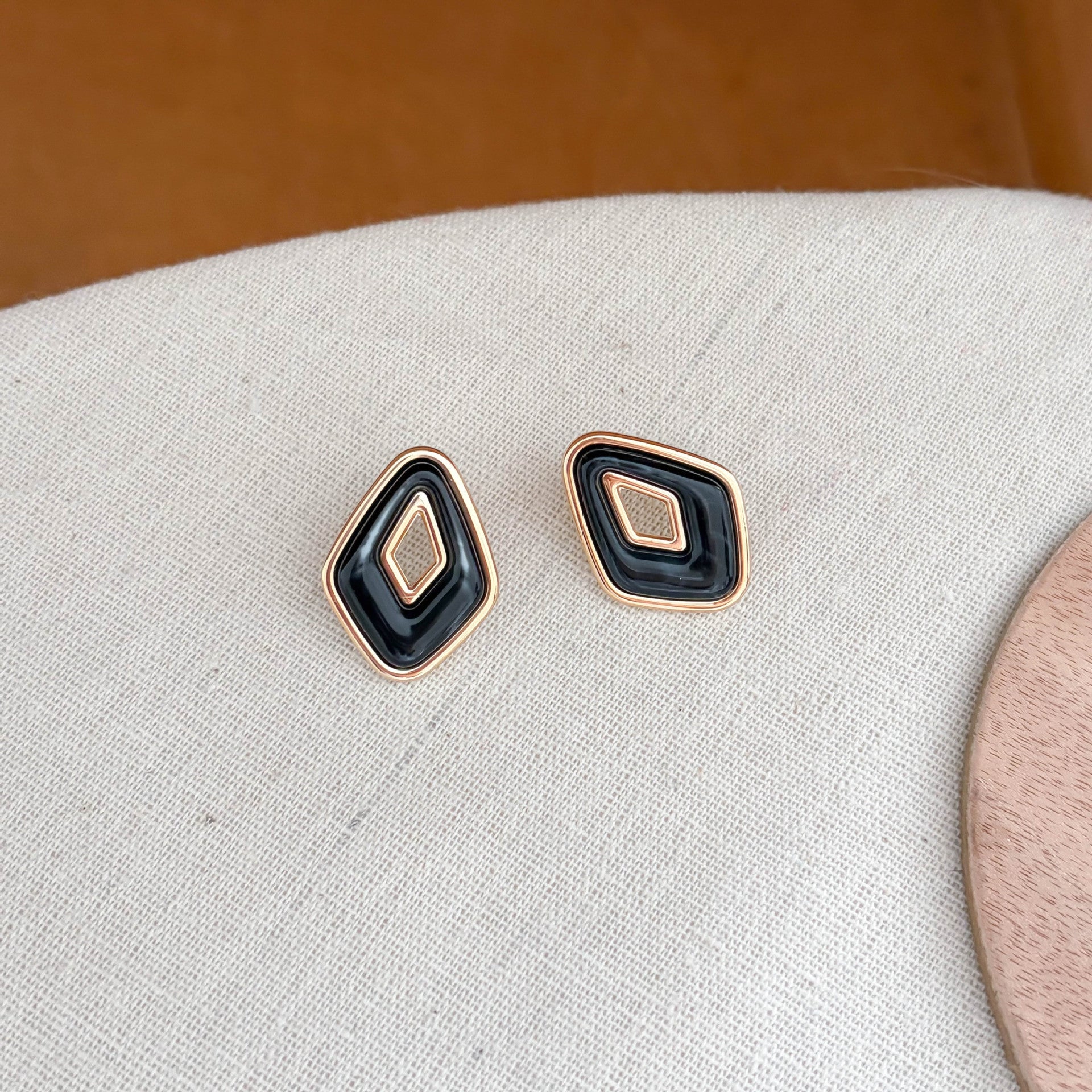 Retro Oval Resin Hollow Out Stud Earrings 6W6JER614
