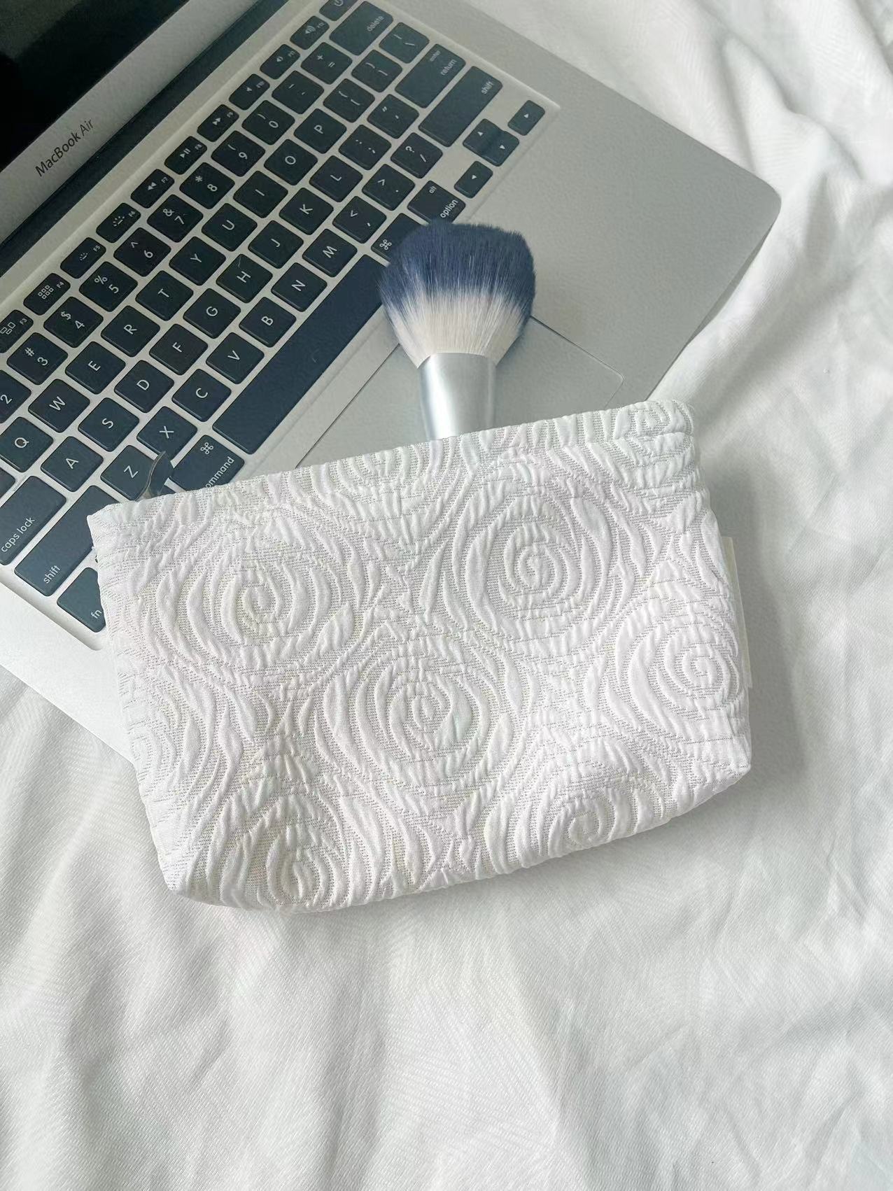 Minimalist Rose Embossed Travel Makeup Bag MK2BW6W10BOB407