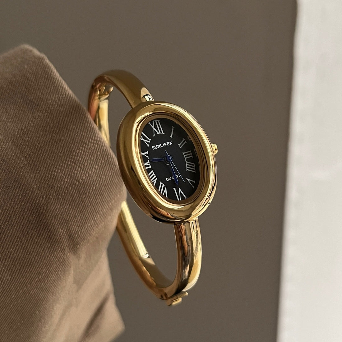 Trendy Oval Dail Gold Quartz Wrist Watch DP25E444