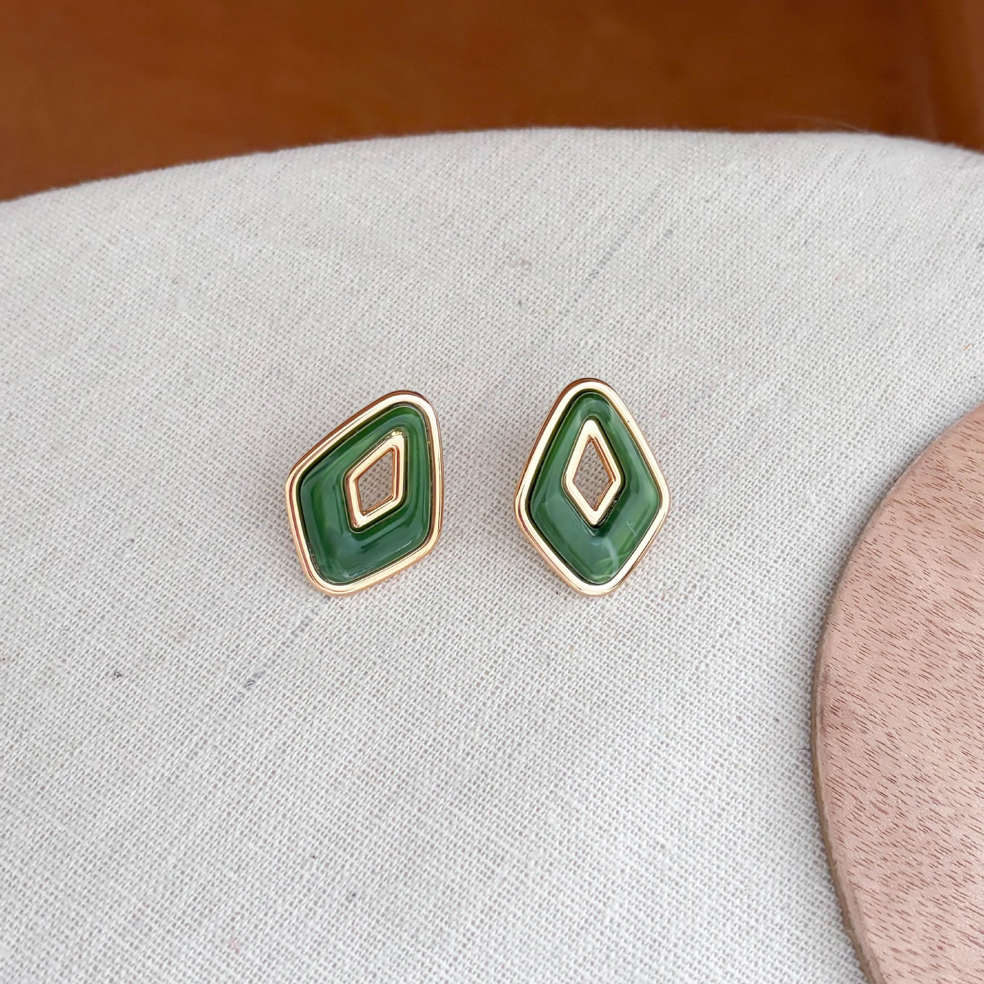 Retro Oval Resin Hollow Out Stud Earrings 6W6JER614