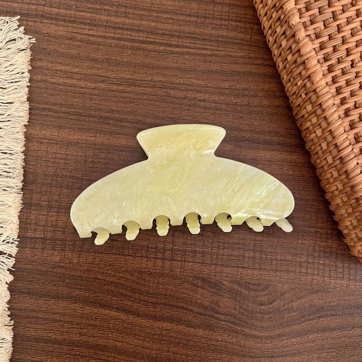 Elegant Marble Textured Acetate Hair Claw 6W6HCP1635