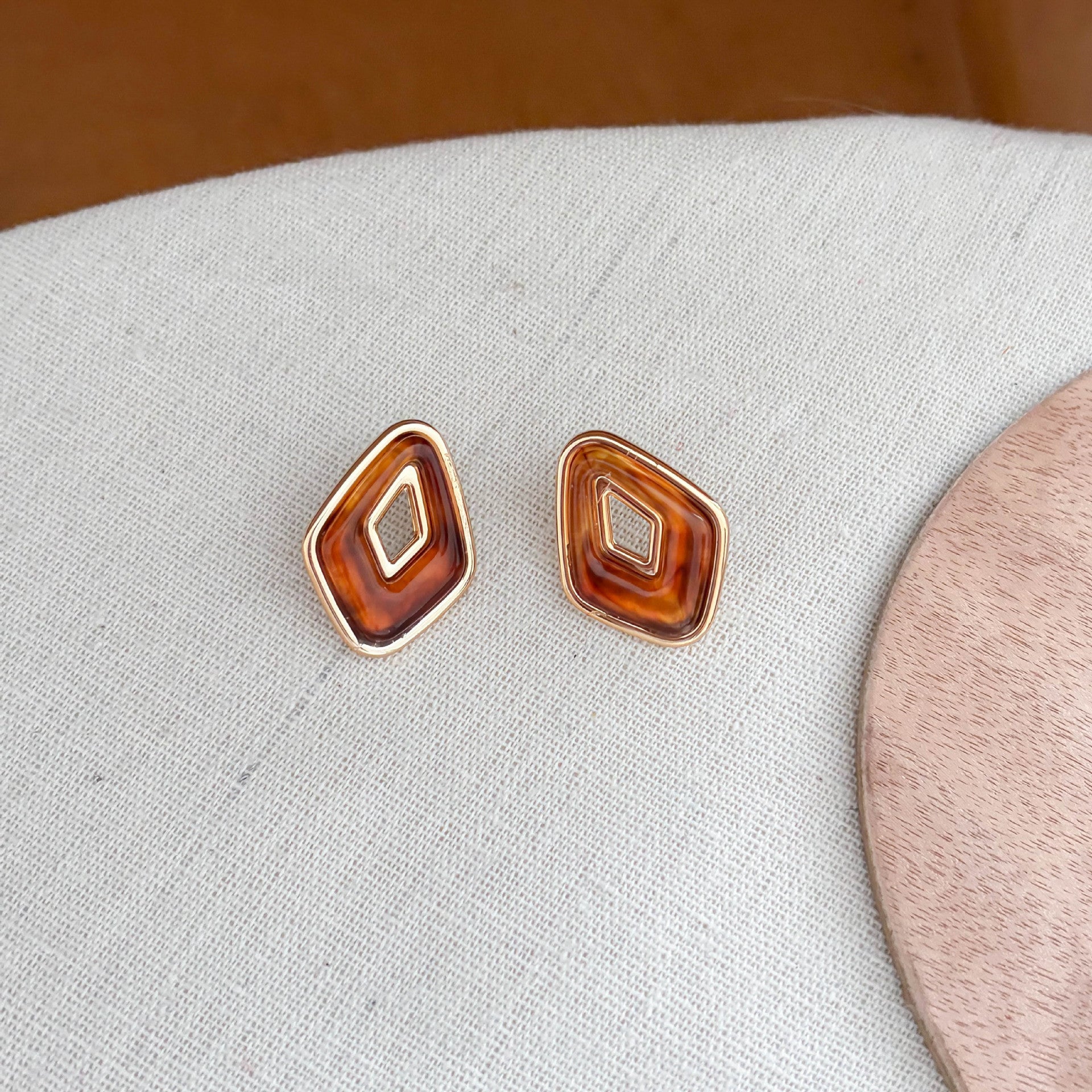 Retro Oval Resin Hollow Out Stud Earrings 6W6JER614
