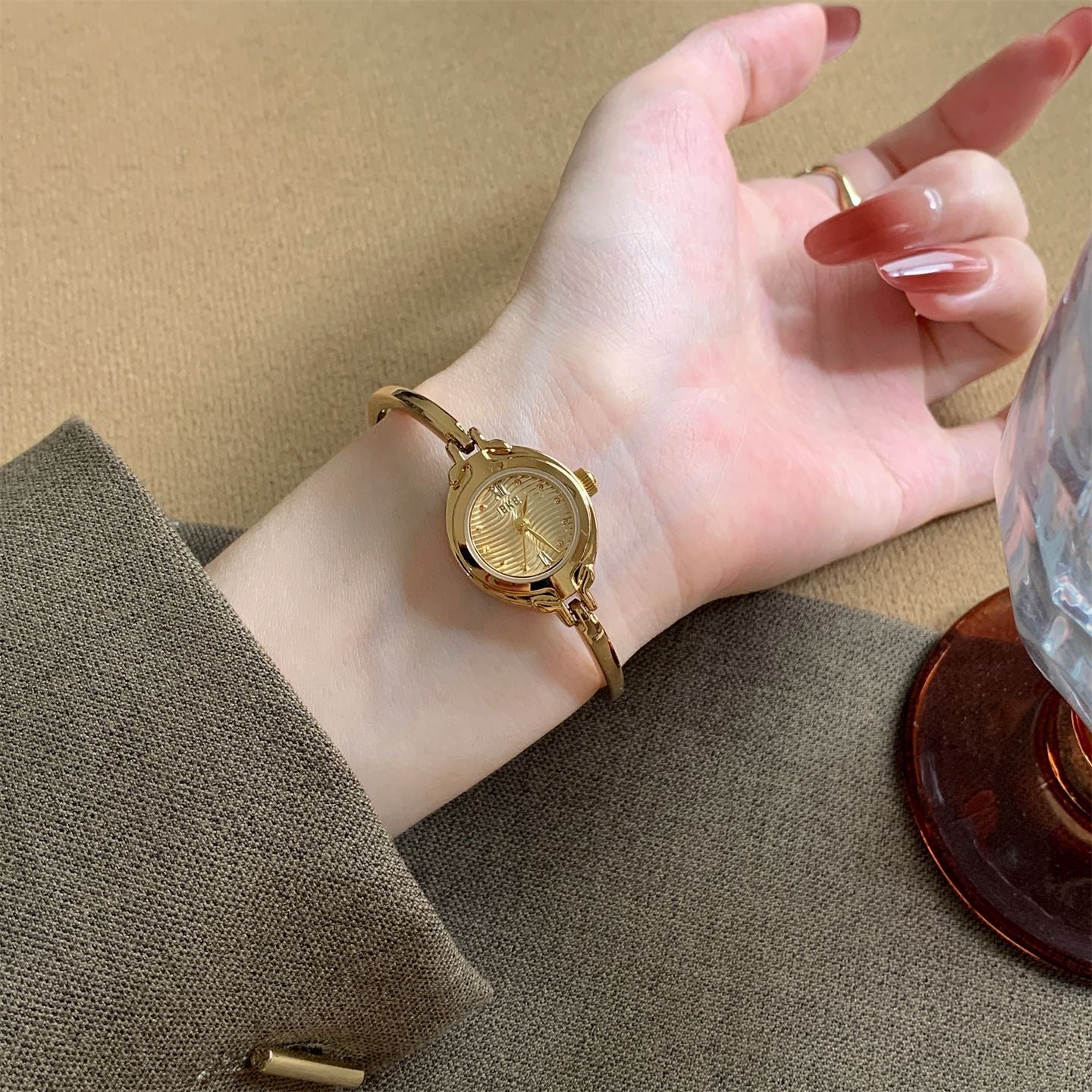 Round Quartz Bracelet Watch - DippedShop Wholesale - #8467