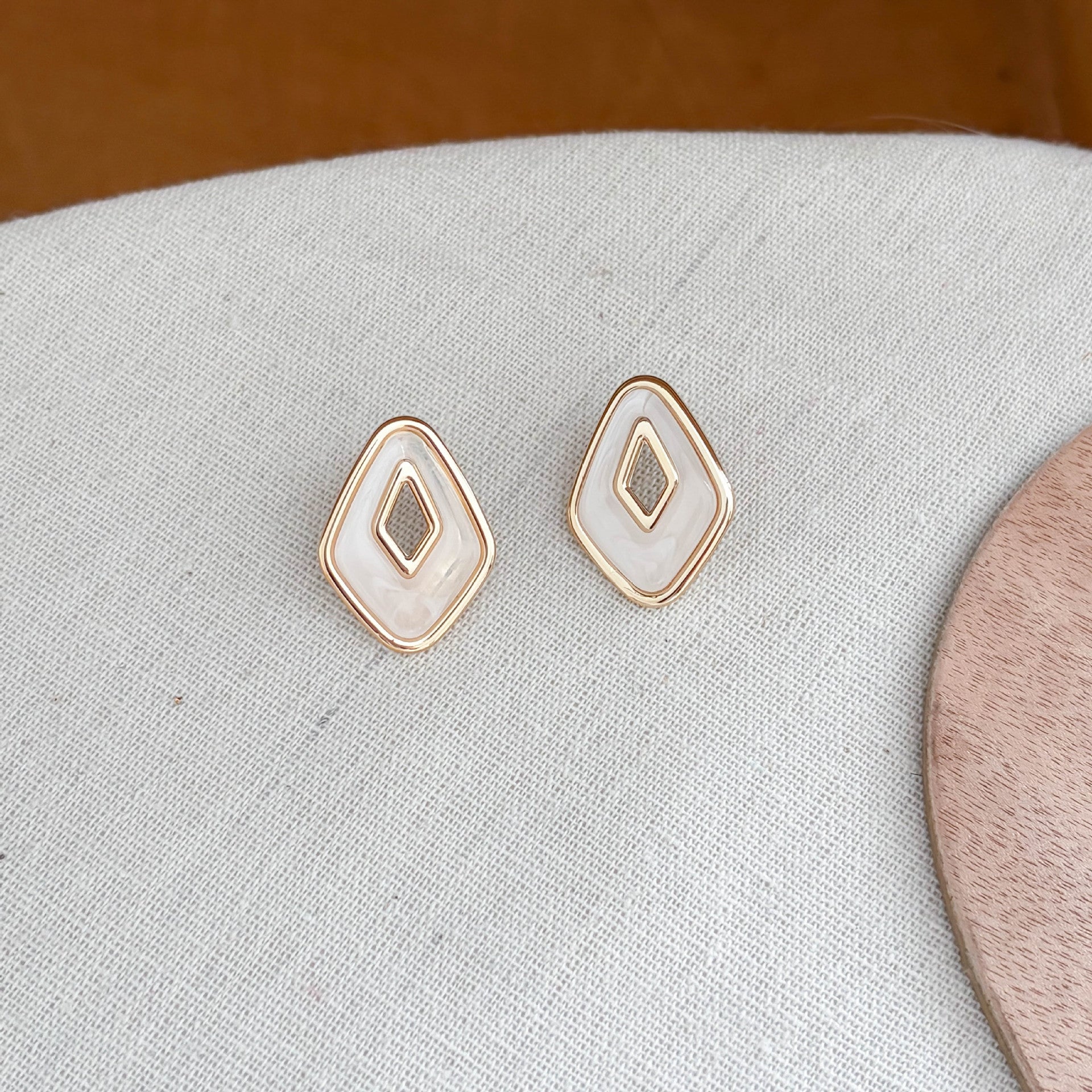 Retro Oval Resin Hollow Out Stud Earrings 6W6JER614