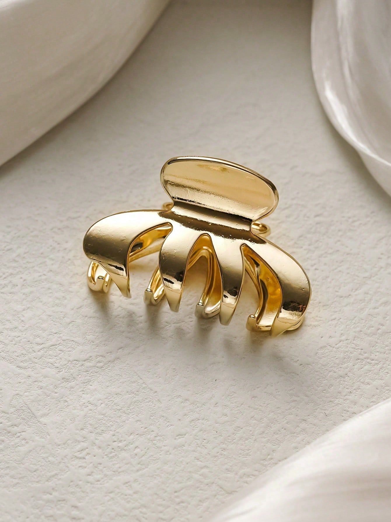 Trendy Hollow Out Heart Metal Hair Claw 8ZA6HCP270L
