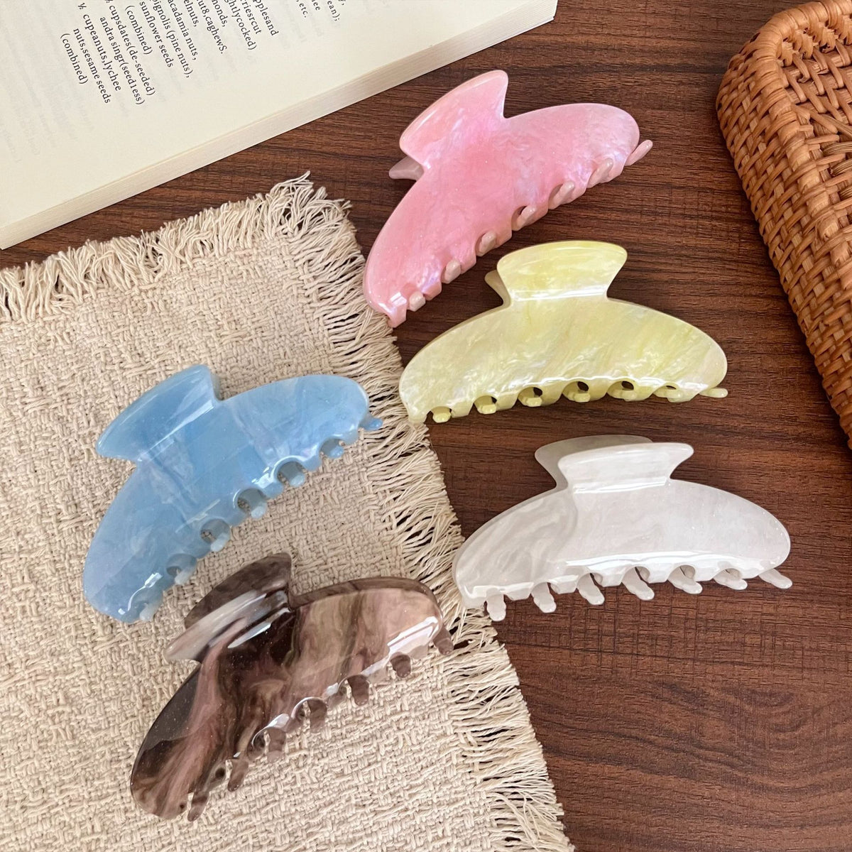 Elegant Marble Textured Acetate Hair Claw 6W6HCP1635