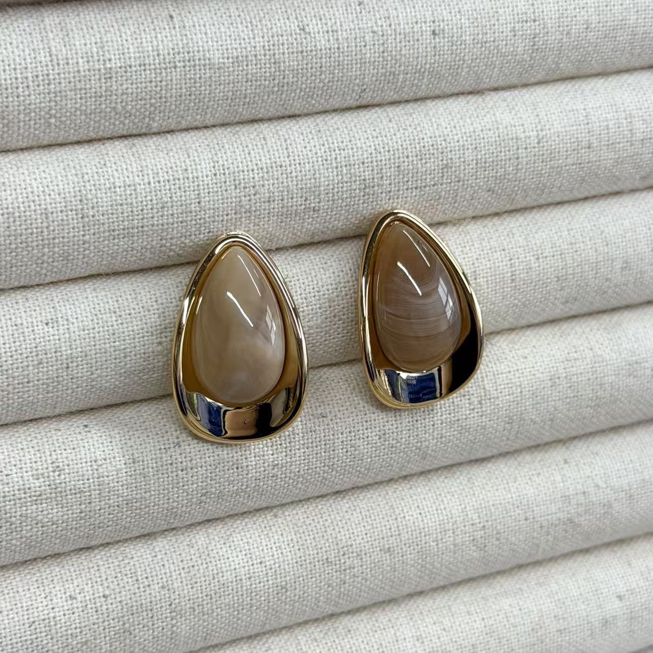 Vintage Resin Teardrop Drop Stud Earrings 6W6JER616