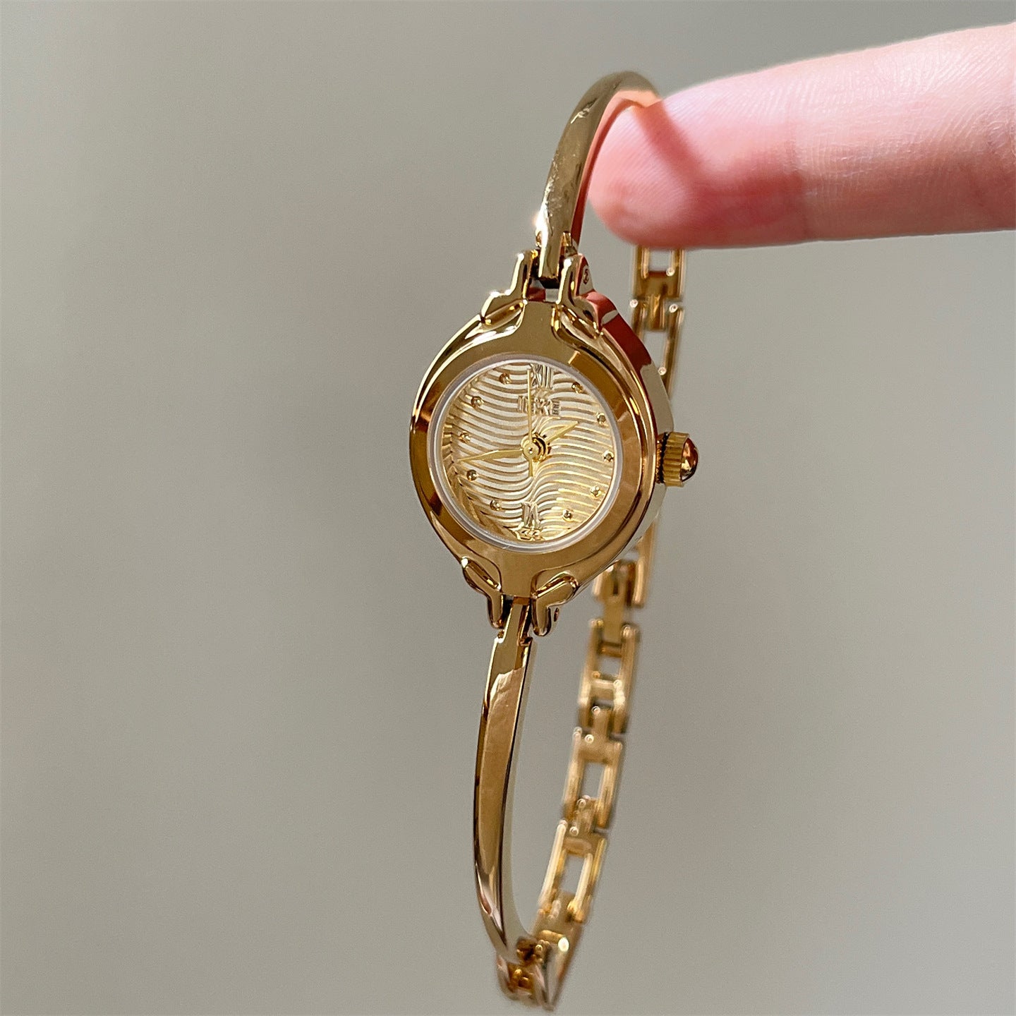 Round Quartz Bracelet Watch - DippedShop Wholesale - #0163