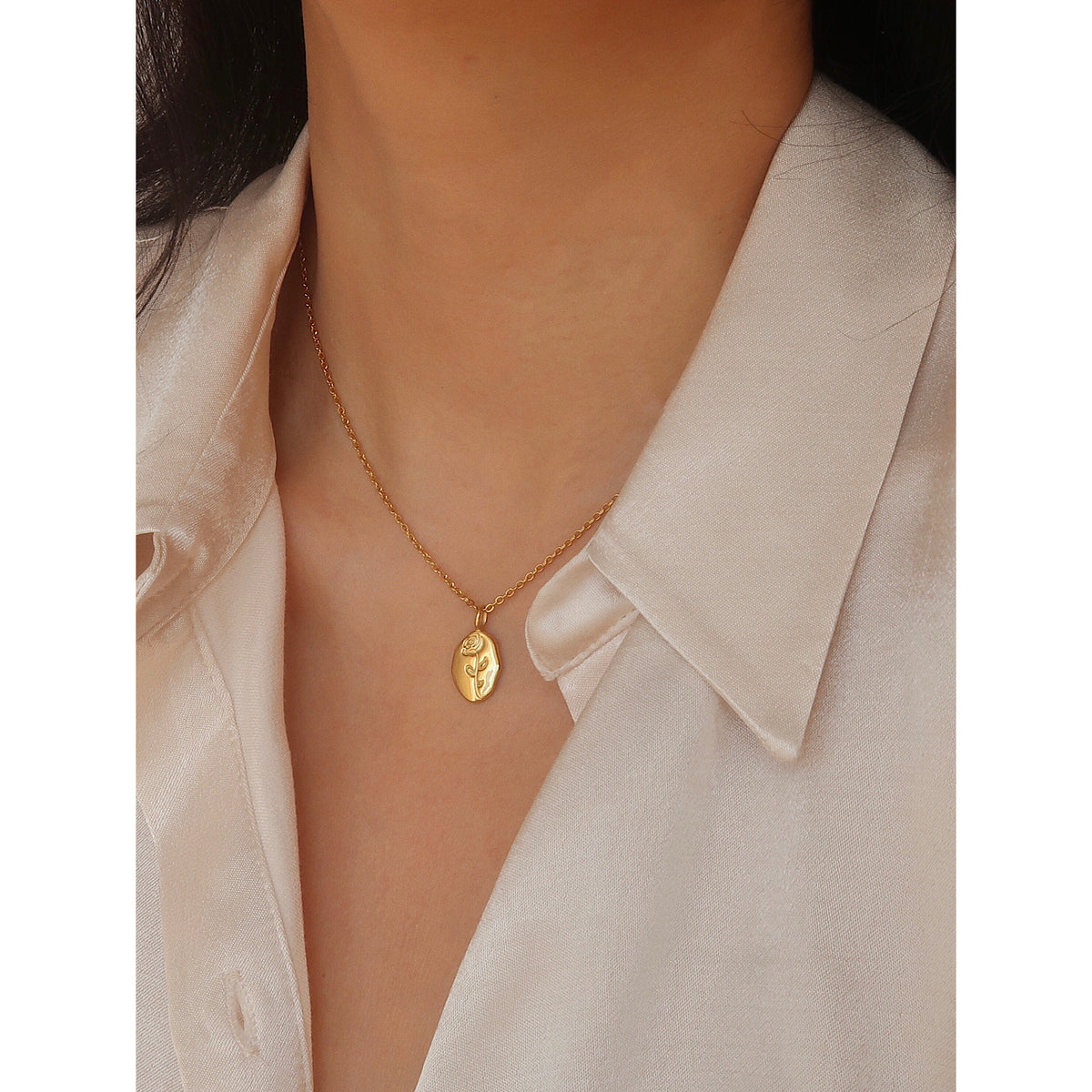 Elegant Carved Rose Oval Coin Pendant Necklace 6W6JNC1070