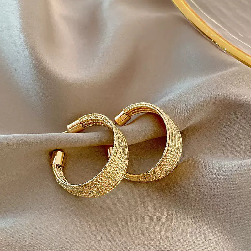 Luxurious Chunky Textured Gold Hoop Earrings DP25D824