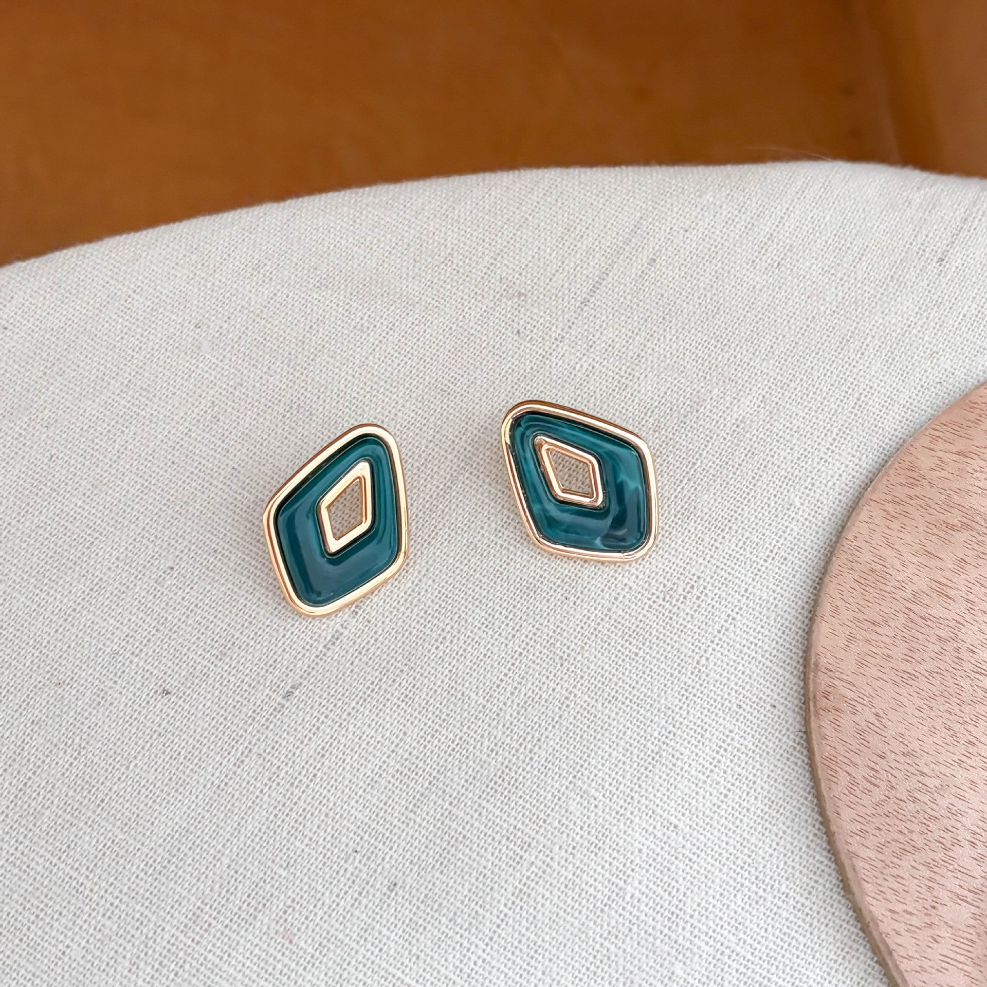 Retro Oval Resin Hollow Out Stud Earrings 6W6JER614