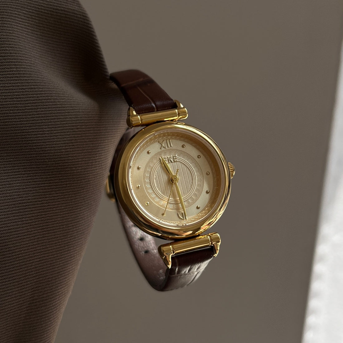 Luxury Round Leather Strap Quartz Watch DP25F727
