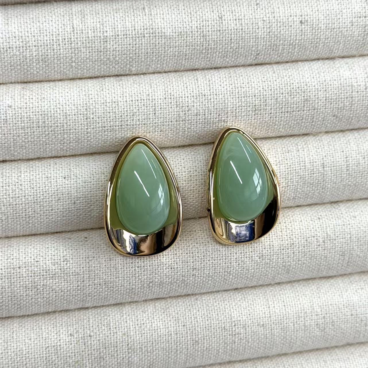 Vintage Resin Teardrop Drop Stud Earrings 6W6JER616