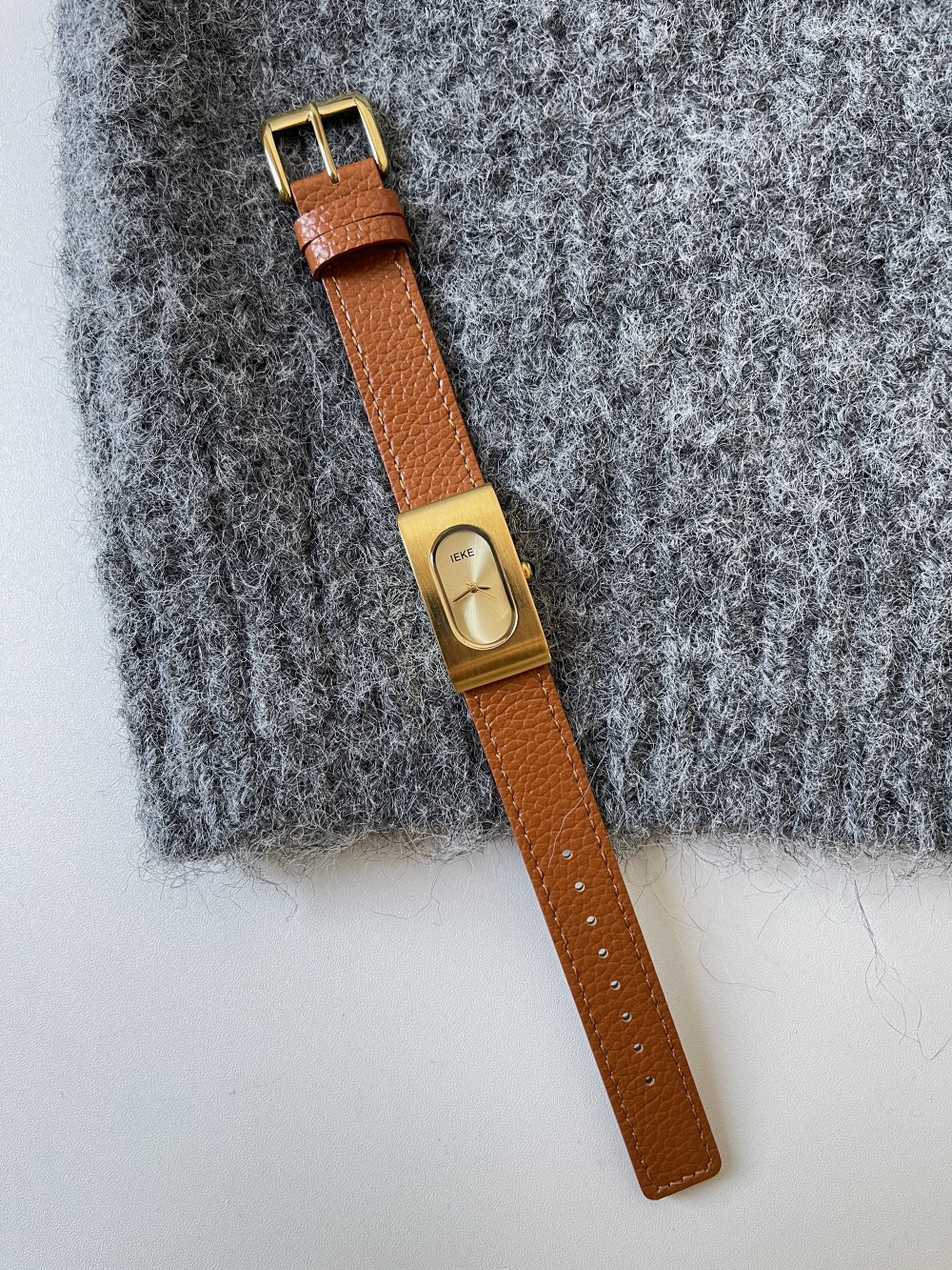 Vintage Leather Strap Gold Tone Quartz Watch DP25F726
