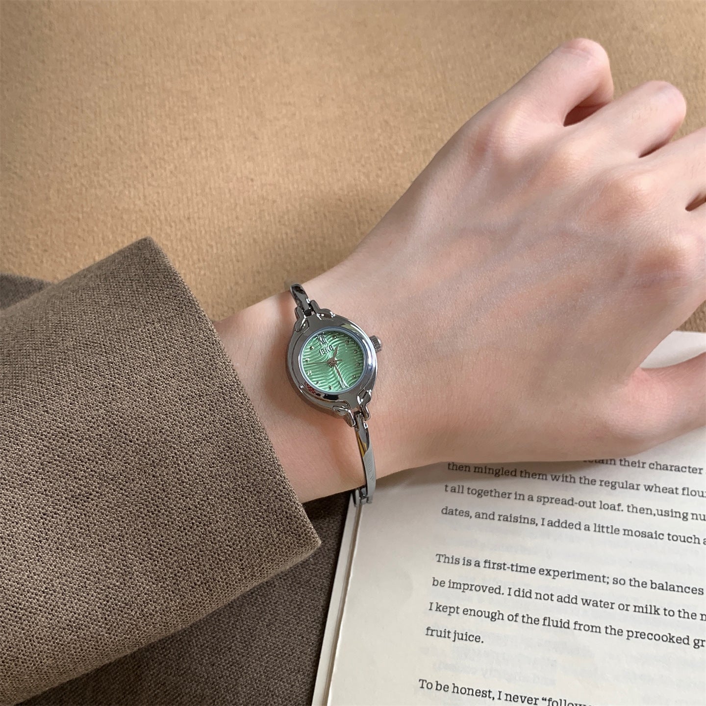 Round Quartz Bracelet Watch - DippedShop Wholesale - #1235